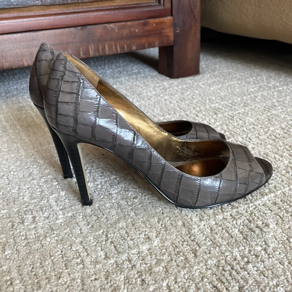 Enzo Angiolini Grey Peep Toe Heels, Alligator Leather, Gray Heels, size 6.5 - Picture 3 of 9